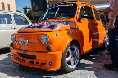 Bibbiano-Reggio Emilia İtalya - 07: 15 2015: Turuncu Fiat 500 şehir meydanında klasik arabaların ücretsiz mitingi. Yüksek kalite fotoğraf