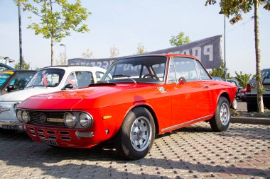 Bibbiano-Reggio Emilia İtalya - 07: 15 2015: Lancia Fulvia HF şehir meydanında klasik arabaların ücretsiz mitingi. Yüksek kalite fotoğraf