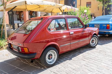 Bibbiano-Reggio Emilia Italy - 07: 15 2015: Fiat 127 şehir meydanında klasik arabaların ücretsiz mitingi. Yüksek kalite fotoğraf