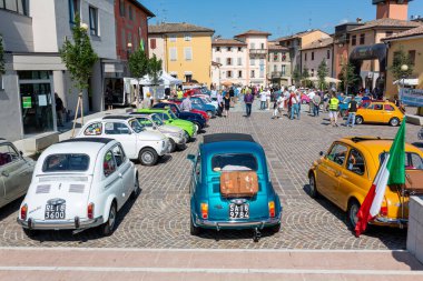 Bibbiano-Reggio Emilia Italy - 07: 15 2015: Fiat 500 şehir meydanında klasik arabaların ücretsiz mitingi. Yüksek kalite fotoğraf