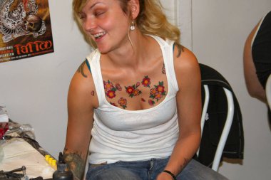 Milano, İtalya 02 11 2020: Milano Dövme Sözleşmesi, tatto ve parçalarla ilgili toplantı. Geleneksel irezumi. Yüksek kalite fotoğraf