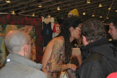 Milano, İtalya 02 11 2020: Milano Dövme Sözleşmesi, tatto ve parçalarla ilgili toplantı. Geleneksel irezumi. Yüksek kalite fotoğraf