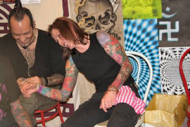 Milano, İtalya 02 11 2020: Milano Dövme Sözleşmesi, tatto ve parçalarla ilgili toplantı. Geleneksel irezumi. Yüksek kalite fotoğraf