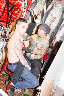 Milano, İtalya 02 11 2020: Milano Dövme Sözleşmesi, tatto ve parçalarla ilgili toplantı. Geleneksel irezumi. Yüksek kalite fotoğraf