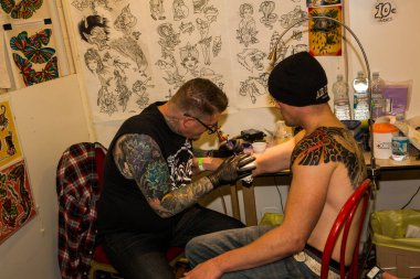 Milano, İtalya 02 11 2020: Milano Dövme Sözleşmesi, tatto ve parçalarla ilgili toplantı. Geleneksel irezumi. Yüksek kalite fotoğraf