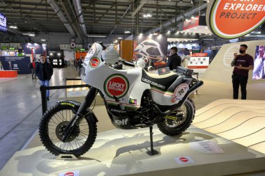 Milano, İtalya - 2021 11: Eicma Milano Bisiklet Fuarı Şanslı kaşif bisiklet cagiva. Yüksek kalite fotoğraf