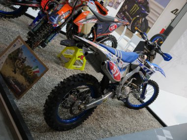 Milano, İtalya - 2021 11: Eicma Milano Bisiklet Fuarı Enduro TM bisiklet Will Ruprecht. Yüksek kalite fotoğraf