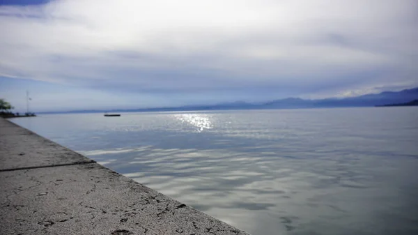 Πανόραμα Της Λίμνης Garda Από Sirmione Στο Ηλιοβασίλεμα Υψηλής Ποιότητας — Φωτογραφία Αρχείου