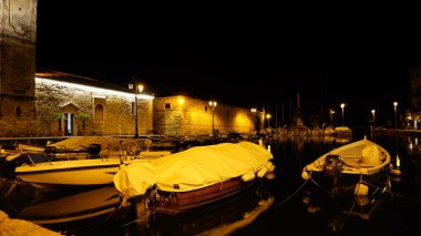 Cervia 'nın sarı ışıklı gece panoraması. Yüksek kalite fotoğraf