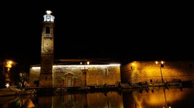 Cervia 'nın sarı ışıklı gece panoraması. Yüksek kalite fotoğraf