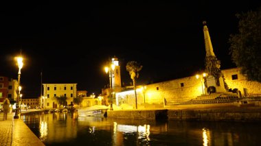 Cervia 'nın sarı ışıklı gece panoraması. Yüksek kalite fotoğraf