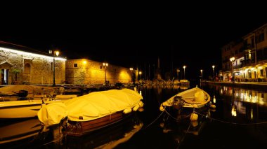 Cervia 'nın sarı ışıklı gece panoraması. Yüksek kalite fotoğraf
