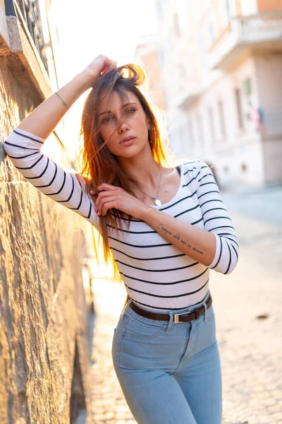 Mooi Brunette Italiaans Meisje Poseren Bij Zonsondergang Met Wit Shirt — Stockfoto