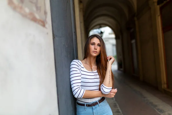 Beautiful Brunette Italian Girl Poses Front Old Door High Quality — Fotografia de Stock