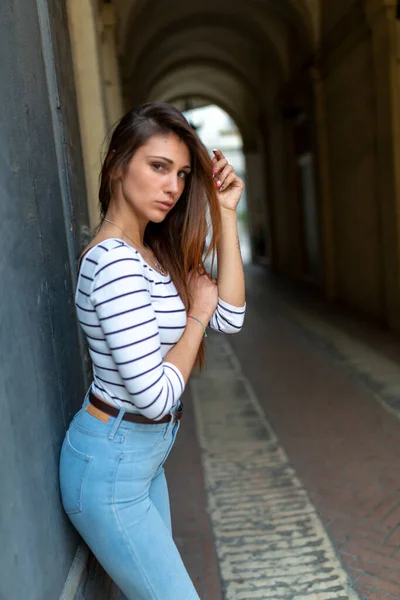 Mooi Brunette Italiaans Meisje Poseert Voor Een Oude Deur Hoge — Stockfoto