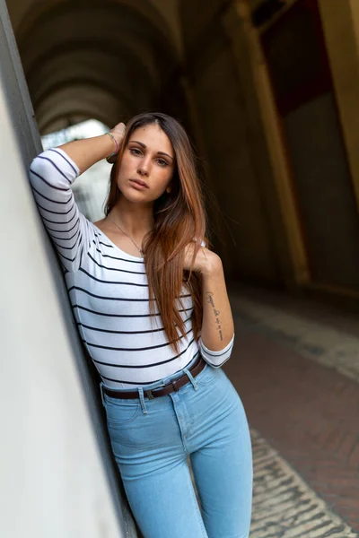 Beautiful Brunette Italian Girl Poses Front Old Door High Quality — Stockfoto