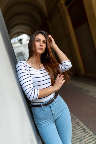 Beautiful Brunette Italian Girl Poses Front Old Door High Quality — Stok fotoğraf