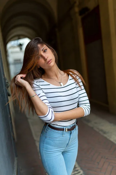 Beautiful Brunette Italian Girl Poses Front Old Door High Quality — Stock fotografie