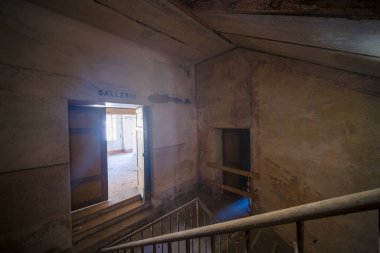 İtalya 'da terk edilmiş eski bir tiyatronun sahne ve koltukları. Yüksek kalite fotoğraf