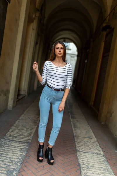 Beautiful Brunette Italian Girl Poses Front Old Door High Quality — Stok fotoğraf
