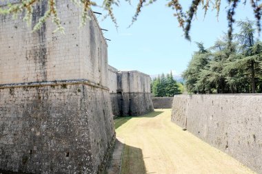 Aquila Ortaçağ kalesinin İtalya 'daki dış duvarları. Yüksek kalite fotoğraf