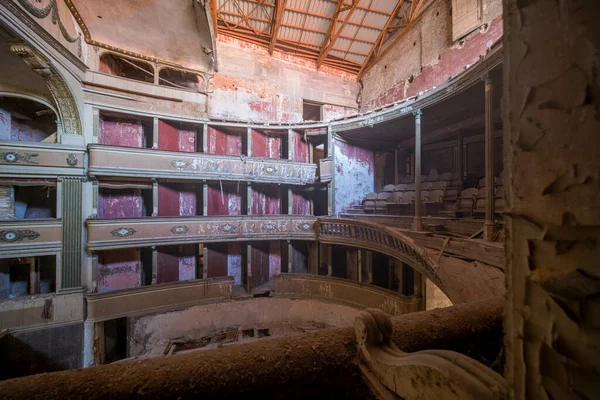 Belső Színpad Fotelek Régi Dekadens Elhagyott Színház Olaszországban Kiváló Minőségű — Stock Fotó