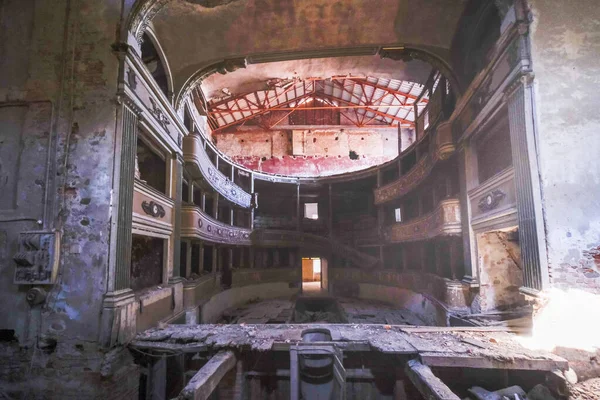 Innenbühne Und Sessel Des Alten Dekadenten Verlassenen Theaters Italien Hochwertiges — Stockfoto