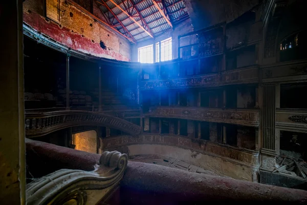 Scena Wewnętrzna Fotele Starego Dekadenckiego Opuszczonego Teatru Włoszech Wysokiej Jakości — Zdjęcie stockowe