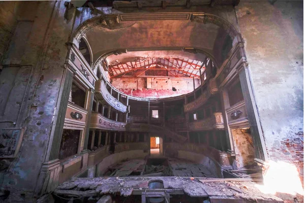Palcoscenico Interno Poltrone Vecchio Teatro Abbandonato Decadente Italia Foto Alta — Foto Stock