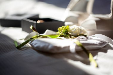 Alyansları taşımak için kalp şeklinde bir yastık. Yüksek kalite fotoğraf