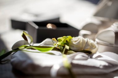 Alyansları taşımak için kalp şeklinde bir yastık. Yüksek kalite fotoğraf