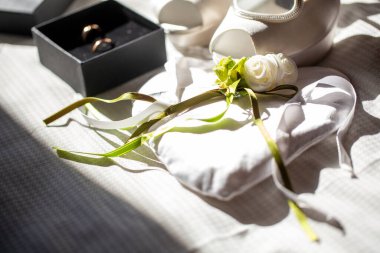 Alyansları taşımak için kalp şeklinde bir yastık. Yüksek kalite fotoğraf