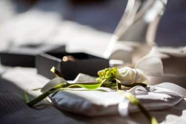 Alyansları taşımak için kalp şeklinde bir yastık. Yüksek kalite fotoğraf