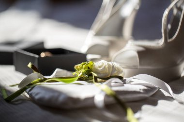 Alyansları taşımak için kalp şeklinde bir yastık. Yüksek kalite fotoğraf