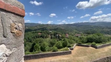 Sarzana Spezia 'daki Sarzanello kalesinin duvarlarında panorama. Yüksek kalite 4k görüntü