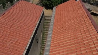 Sarzana Spezia 'daki Sarzanello kalesinin duvarlarında geçit ve geçitler var. Yüksek kalite 4k görüntü