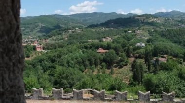 Sarzana Spezia 'daki Sarzanello kalesinin duvarlarında panorama. Yüksek kalite 4k görüntü