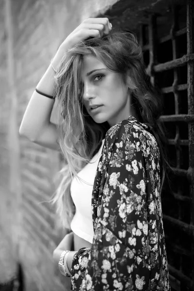 Hermosa Chica Italiana Que Inclina Delante Una Persiana Enrollable Foto — Foto de Stock