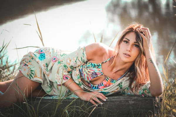 Hermosa Chica Italiana Descansando Borde Lago Foto Alta Calidad —  Fotos de Stock