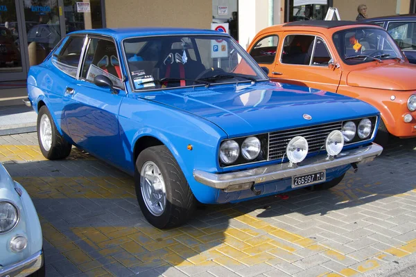 Bibbiano-Reggio Emilia Italy - 07: 15 2015: Fiat 124 şehir meydanında klasik arabaların ücretsiz rallisi. Yüksek kalite fotoğraf