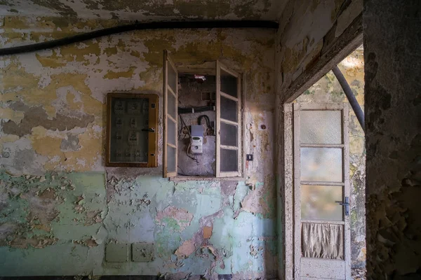 Cansado Com Destroços Telhado Desmoronado Casa Abandonada Foto Alta Qualidade — Fotografia de Stock