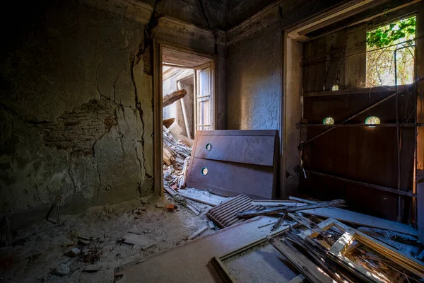 Trümmer Und Eingestürztes Dach Verlassenem Haus Hochwertiges Foto — Stockfoto