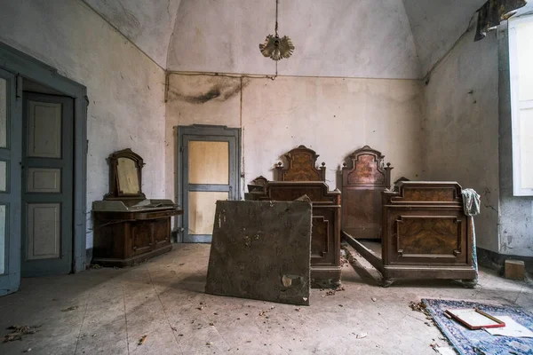 Terk edilmiş evdeki yatak odası. Yüksek kalite fotoğraf