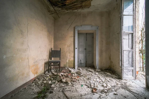 Кімната Зруйнованим Дахом Покинутому Будинку Високоякісна Фотографія — стокове фото