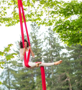 Modena, İtalya - 2018 05 01: Tepesinde muşambaları olan sokak ressamıyla Queen 's Day sokak sanatçısı. Yüksek kalite fotoğraf