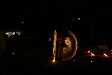 Reggio Emilia, İtalya - 2018 05 01 Montecchio Serbest Sokak Ateşi Yiyen Sokak Sanatçısı. Yüksek kalite fotoğraf