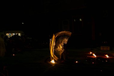 Reggio Emilia, İtalya - 2018 05 01 Montecchio Serbest Sokak Ateşi Yiyen Sokak Sanatçısı. Yüksek kalite fotoğraf