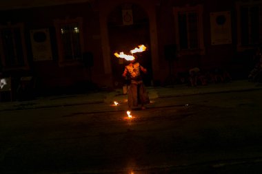 Reggio Emilia, İtalya - 2018 05 01 Montecchio Serbest Sokak Ateşi Yiyen Sokak Sanatçısı. Yüksek kalite fotoğraf