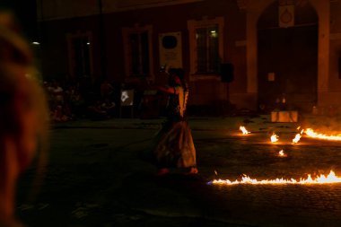 Reggio Emilia, İtalya - 2018 05 01 Montecchio Serbest Sokak Ateşi Yiyen Sokak Sanatçısı. Yüksek kalite fotoğraf
