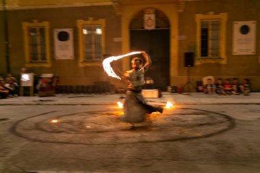 Reggio Emilia, İtalya - 2018 05 01 Montecchio Serbest Sokak Ateşi Yiyen Sokak Sanatçısı. Yüksek kalite fotoğraf